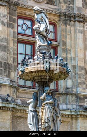 Détails de la fontaine historique avec sculptures en face de l'Opéra national de Vienne Banque D'Images