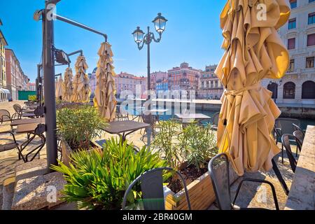 Ponte Rosso channel à Trieste café italien, vue sur la ville dans la région de Frioul-Vénétie Julienne (Italie) Banque D'Images