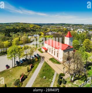 Une église à Naujoji Vilnia, Vilnius, Lituanie du point de vue des drones Banque D'Images