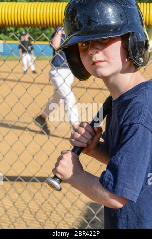 Jeune garçon jusqu'à la batte dans un match de baseball Banque D'Images