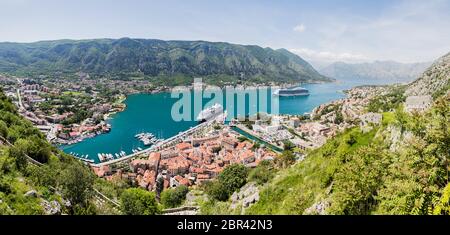 Image panoramique aérienne (composée de plusieurs images) de Kotor vue du côté d'une montagne qui surplombe l'hotspot au Monténégro, vu en mai Banque D'Images