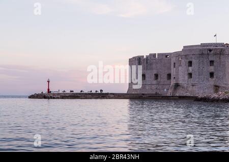 Touristes sur le porelle protégeant le port de Dubrovnik une soirée avant le coucher du soleil en mai 2017. Banque D'Images