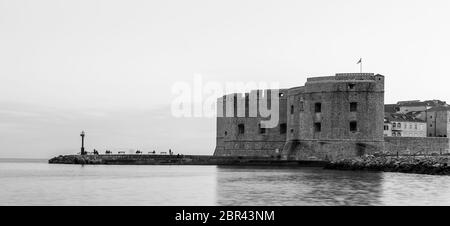 Touristes sur le porelle protégeant le port de Dubrovnik une soirée avant le coucher du soleil en mai 2017. Banque D'Images