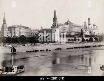 Vue sur le Kremlin de l'autre côté de la rivière, Moscou Russie Banque D'Images