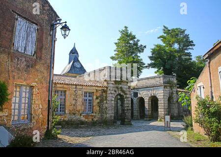 Ruelles étroites dans la vieille ville, dans la citadelle de Blaye, département de Gironde en Nouvelle-Aquitaine, dans le sud-ouest de la France. Banque D'Images