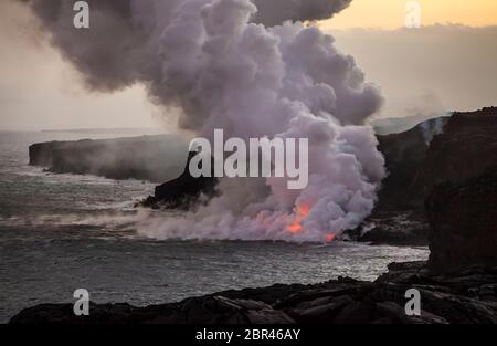 Lave qui coule dans l'océan Pacifique depuis la zone de Rift est à Puna, Hawaï, États-Unis. 6 avril 2017. Banque D'Images