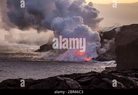 Lave qui coule dans l'océan Pacifique depuis la zone de Rift est à Puna, Hawaï, États-Unis. 6 avril 2017. Banque D'Images