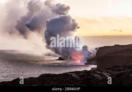 Lave qui coule dans l'océan Pacifique depuis la zone de Rift est à Puna, Hawaï, États-Unis. 6 avril 2017. Banque D'Images