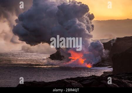 Lave qui coule dans l'océan Pacifique depuis la zone de Rift est à Puna, Hawaï, États-Unis. 6 avril 2017. Banque D'Images