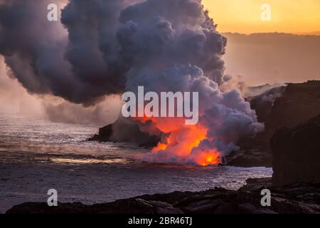 Lave qui coule dans l'océan Pacifique depuis la zone de Rift est à Puna, Hawaï, États-Unis. 6 avril 2017. Banque D'Images