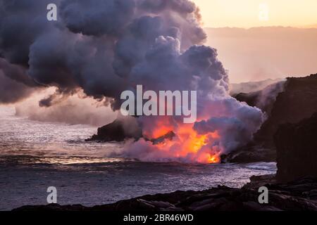 Lave qui coule dans l'océan Pacifique depuis la zone de Rift est à Puna, Hawaï, États-Unis. 6 avril 2017. Banque D'Images