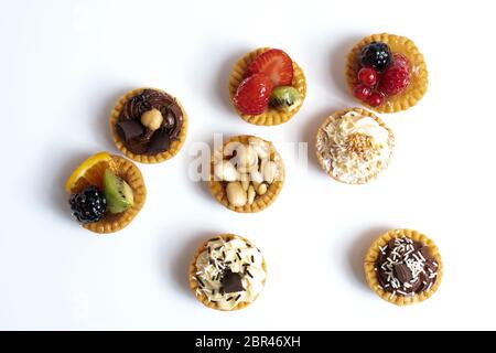 Certaines pâtisseries rondes mixtes sur une surface blanche Banque D'Images