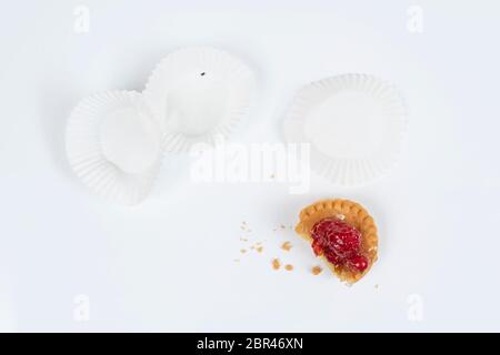 Une pâtisserie ronde avec fruits sur une surface blanche Banque D'Images