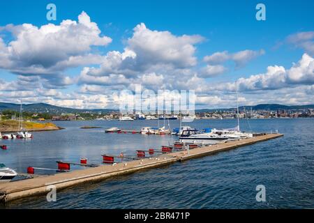 Oslo, Ostlandet / Norvège - 2019/09/02: Vue panoramique sur le port de plaisance de l'île de Lindoya sur le port d'Oslofjord avec la ville métropolitaine d'Oslo en arrière-plan Banque D'Images