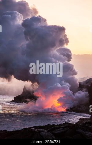 Lave qui coule dans l'océan Pacifique depuis la zone de Rift est à Puna, Hawaï, États-Unis. 6 avril 2017. Banque D'Images