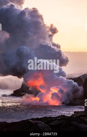 Lave qui coule dans l'océan Pacifique depuis la zone de Rift est à Puna, Hawaï, États-Unis. 6 avril 2017. Banque D'Images