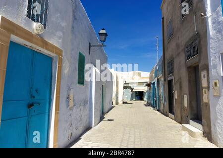 Rue colorée et traditionnelle à Kairouan, Tunisie. Banque D'Images