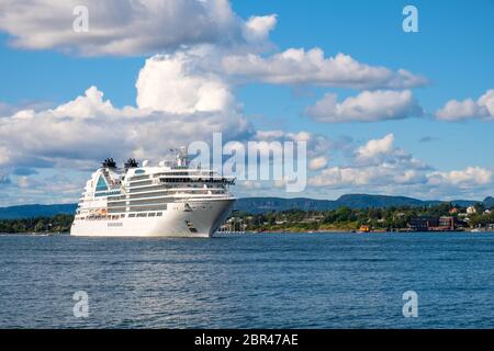 Oslo, Ostlandet / Norvège - 2019/09/02: Vue panoramique sur le port d'Oslofjord depuis l'île Hovedoya avec MV Seabourn Ovation croisière en Seabourn Banque D'Images