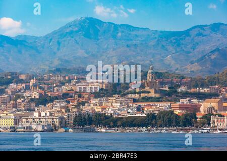 Paysage urbain et du port de Messine, Sicile, Italie Banque D'Images