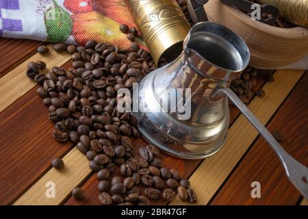 Le café prêt à être usiné avec ancien moulin. Le café est dans la table Banque D'Images