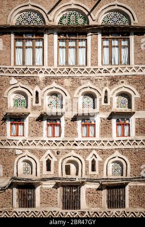 Architecture patrimoine traditionnelle yéménite détails de conception dans les bâtiments historiques de la vieille ville de Sanaa au Yémen Banque D'Images