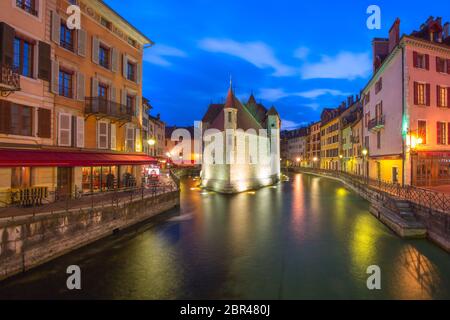 Le Palais de l'Isle et le fleuve Thiou la nuit dans la vieille ville d'Annecy, Venise des Alpes, France Banque D'Images