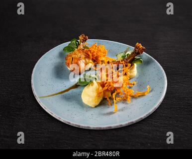 Pilons de poulet rôti avec une purée de pommes de terre et patates douces croquantes Banque D'Images