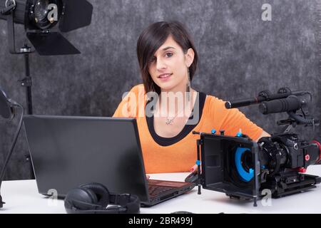 Jeune femme travaillant dans l'éditeur vidéo studio Banque D'Images