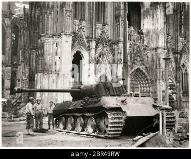 Char des armées alliées devant la cathédrale de Cologne, en Allemagne, vers la fin de la Seconde Guerre mondiale Banque D'Images