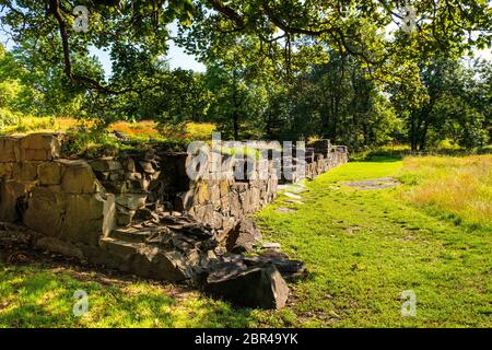 Oslo, Ostlandet / Norvège - 2019/09/02: Ruines du monastère cistercien médiéval sur l'île Hovedoya, sur le port d'Oslofjord - Hovedoya kloster - datant de XI Banque D'Images