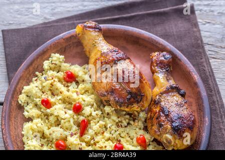 Pilons de poulet épicé avec du riz au curry Banque D'Images