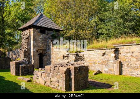 Oslo, Ostlandet / Norvège - 2019/09/02: Ruines du monastère cistercien médiéval sur l'île Hovedoya, sur le port d'Oslofjord - Hovedoya kloster - datant de XI Banque D'Images