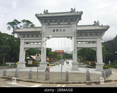 Lantau-Island-Hong-Kong-0001Oct132019 entrée triple de l'arche du grand complexe de bouddha et de monastère sur l'île de Lantau. Banque D'Images