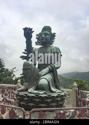 Lantau-Island-Hong-Kong-0002Oct132019 une des six statues de Divas offrant une fleur de lotus à Bouddha au sommet du monument. Banque D'Images