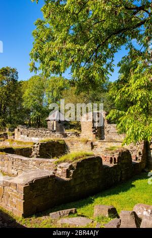 Oslo, Ostlandet / Norvège - 2019/09/02: Ruines du monastère cistercien médiéval sur l'île Hovedoya, sur le port d'Oslofjord - Hovedoya kloster - datant de XI Banque D'Images