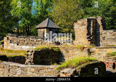 Oslo, Ostlandet / Norvège - 2019/09/02: Ruines du monastère cistercien médiéval sur l'île Hovedoya, sur le port d'Oslofjord - Hovedoya kloster - datant de XI Banque D'Images