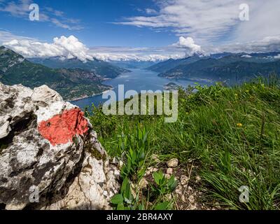 Paysage du lac coo depuis un sentier alpin Banque D'Images