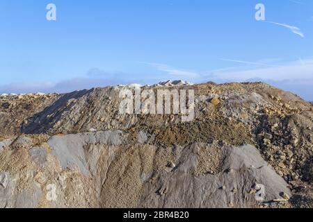 Paysage ensoleillé de tas de déblais dans une carrière dans le sud de l'Allemagne Banque D'Images