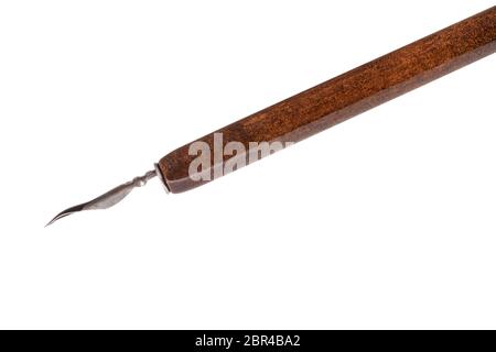 Vue de côté de la nib couverts par l'encre noire dans la région de brown stylo dip close up isolé sur fond blanc Banque D'Images