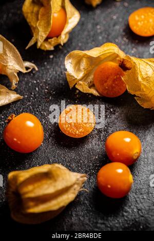 Physalis, avec calice sur fond noir Banque D'Images