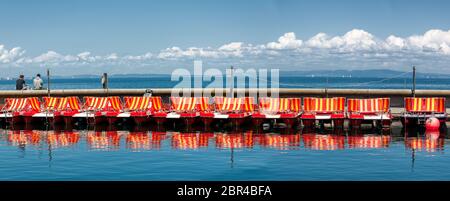 Pédalos dans une rangée le long de la jetée de Rorschach au lac de constance Banque D'Images