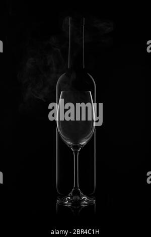 Silhouette de bouteille de vin et de verre de vin vide sur fond noir avec réflexion. Contour avec dégradé et tons clairs Banque D'Images