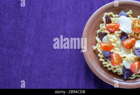 Les Fusilli lunghi au fromage et tomates cerises Banque D'Images