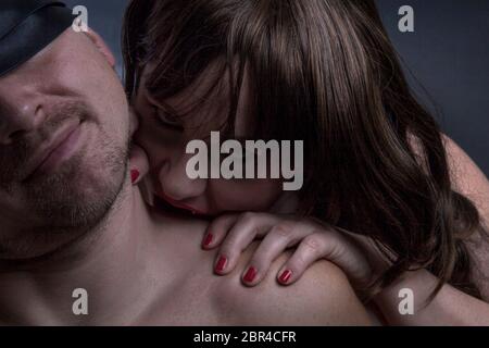 Femme vampire zombie homme mord dans le cou Banque D'Images