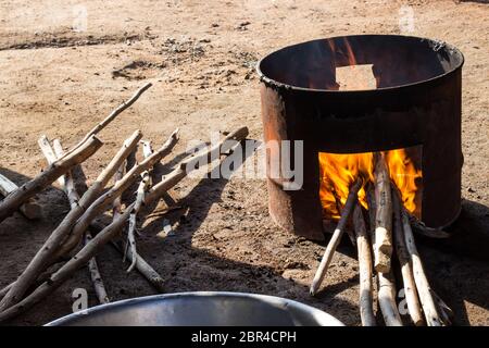 Cuisinière bois de chauffage en gallon réservoir pour la cuisson. Banque D'Images