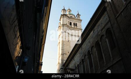 Clocher de la façade de la cathédrale de San Lorenzo, est le plus important lieu de culte catholique dans la ville de Gênes, Italie Banque D'Images