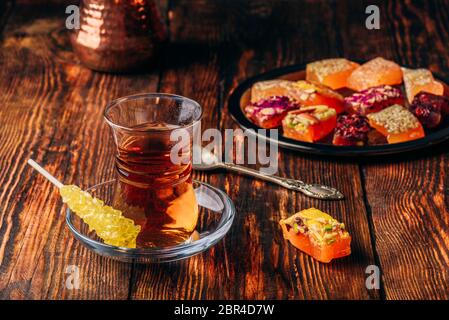 Plateau en verre armudu avec délice oriental rahat lokum plus de surface en bois Banque D'Images