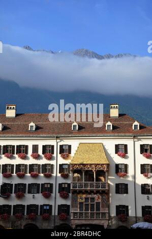 Le Goldenes Dachl est une structure historique située dans la vieille ville d'Innsbruck, en Autriche. Il est considéré comme le symbole le plus célèbre de la ville Banque D'Images