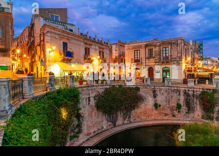 L'île de Syracuse, en Sicile, Italie : vue de la nuit de la fontaine d'Arethusa, Ortigia, Syracuse, une ville historique de l'île de la Sicile, Italie Banque D'Images