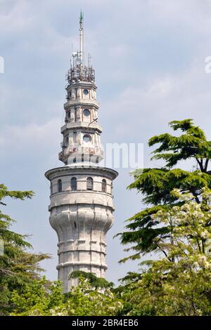 La tour Beyazit est une tour emblématique en pierre de l'université d'Istanbul avec un système d'éclairage pour indiquer la météo. Banque D'Images